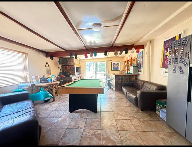 4 BEDROOM HOUSE FOR SALE IN BERGZICHT